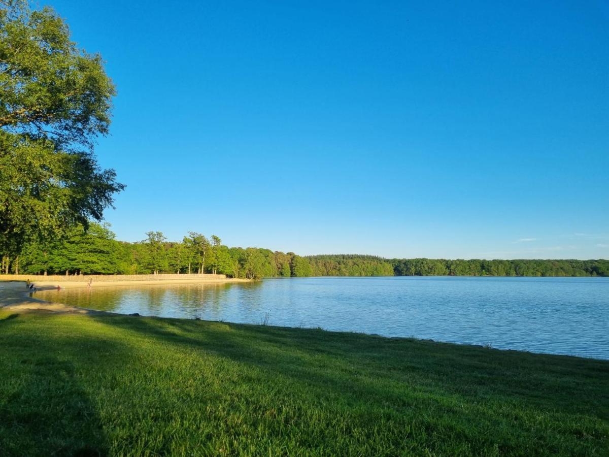 ホテル La Tiny Proche Lac Et Foret Sillé-le-Guillaume エクステリア 写真